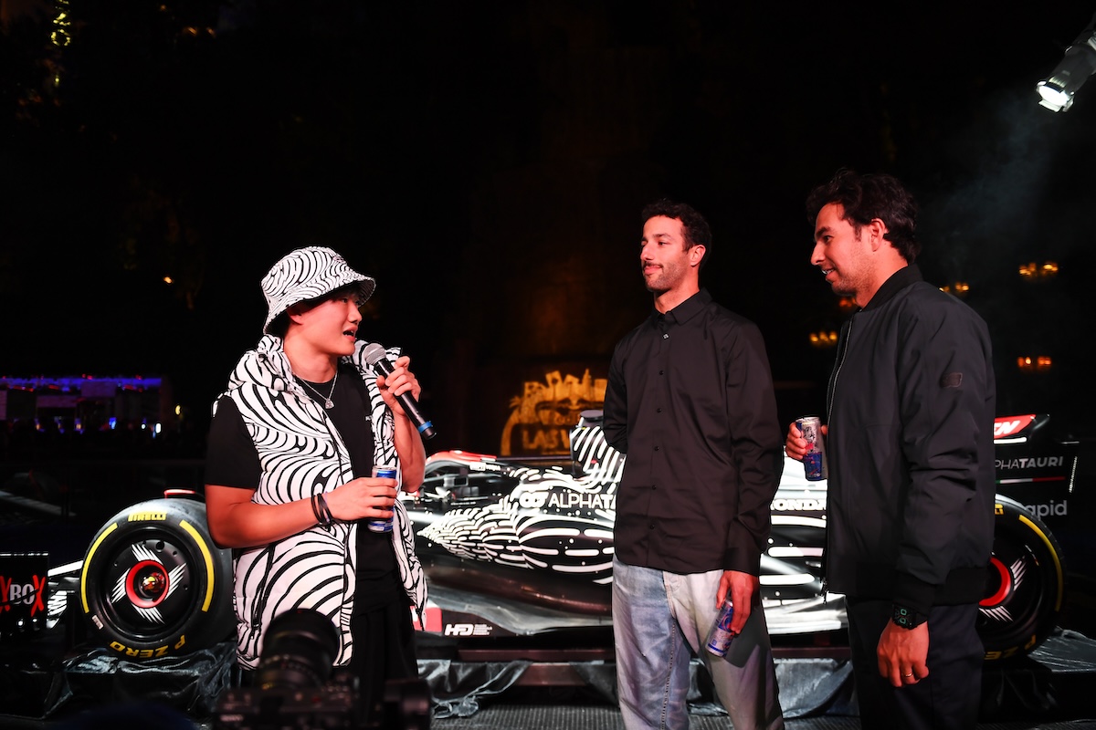 【画像】アルファタウリ、F1ラスベガスGPで特別デザインのアパレル商品も発表　モデルは角田裕毅