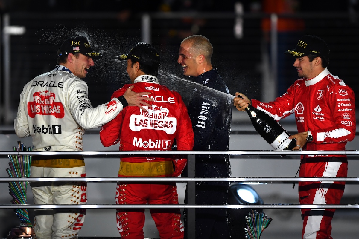 フェルスタッペンがチームプレイ！「本当に楽しかった！最終周にペレスを助けようとしたんだ」5秒ペナルティ＆パーツ損傷でも優勝！レースで1-2達成できずも「年間1-2が決まって良かった」