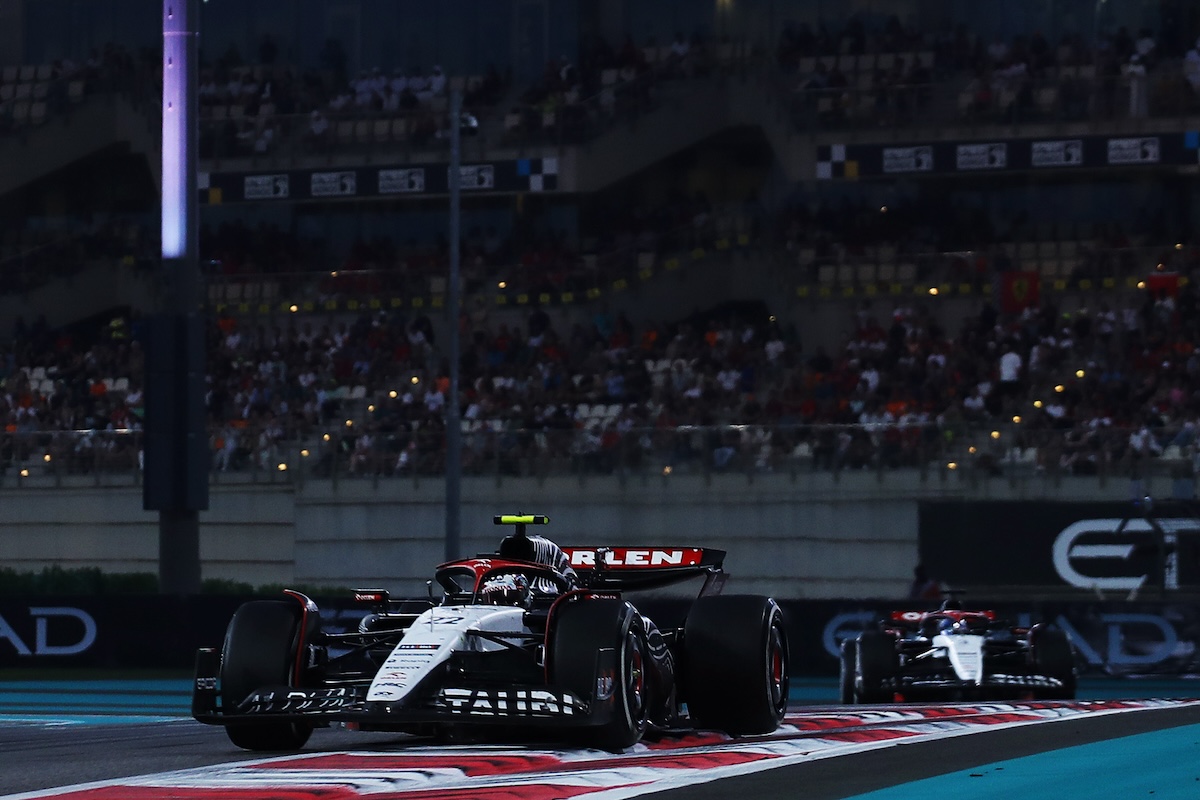 【F1アブダビGP順位】角田裕毅は一時トップ走行、1ストップ戦略で8位！最終周はハミルトンと抜きつ抜かれつでドライバー・オブ・ザ・デイ選出！フェルスタッペン19勝目！