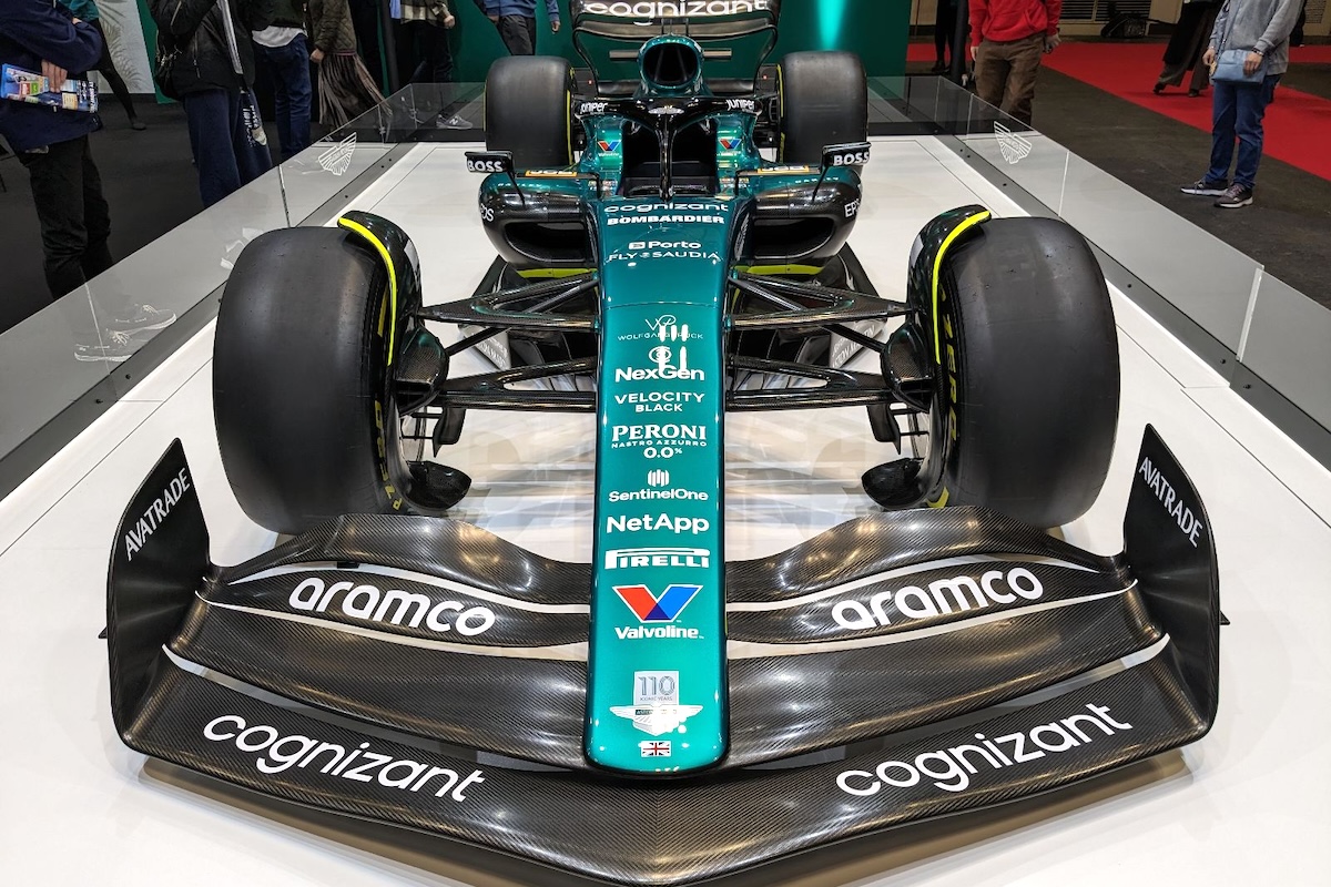 大阪モーターショー、4年ぶりに開幕！アストンマーティンF1の展示にも多くの人が注目　最新コンセプトカーとの距離も近く躍動感溢れる