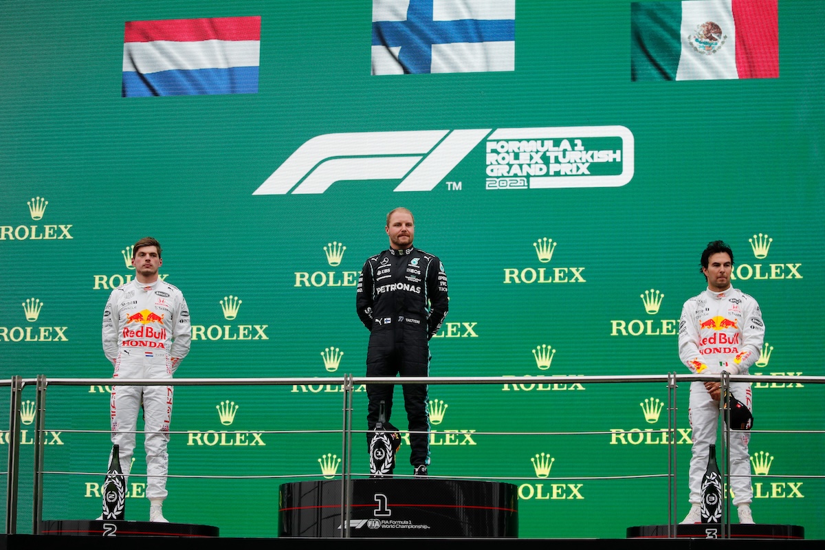 7冠のハミルトンと5年過ごしたボッタスがアドバイス、ペレスはフェルスタッペンの隣で「自信を失っている」