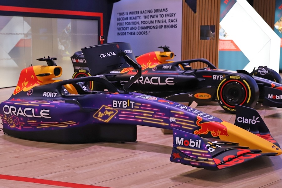 1台限定！レッドブル、F1ラスベガスGP仕様の“3名のサイン入り”シミュレーターがオークションに登場