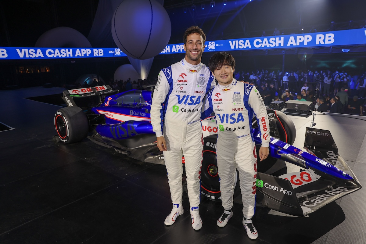 角田裕毅「一段とかっこいい！」ビザ・キャッシュアップRB F1の新マシンとスーツに気合い十分「これで走るのが楽しみ」