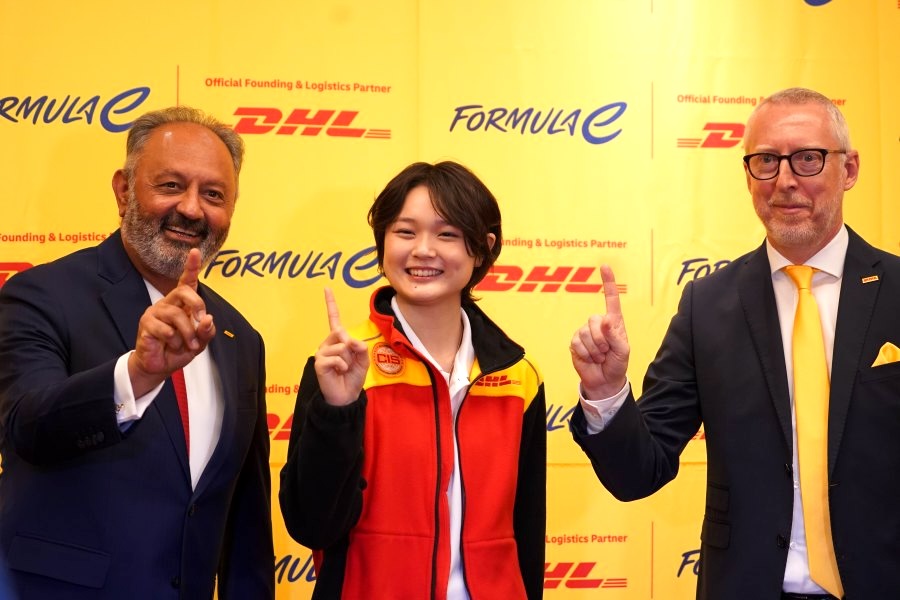18歳の女性レーサーJuju、フォーミュラE東京大会でDHLアンバサダー就任！「いつかDHLカラーでレース参戦を」大学入学前の「課題提出が終わってない」と焦りも
