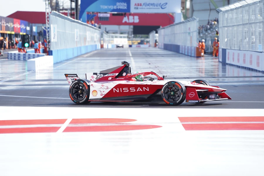 日本初のフォーミュラE東京大会が幕開け！日産チーム、桜カラーリングでシェイクダウン走行