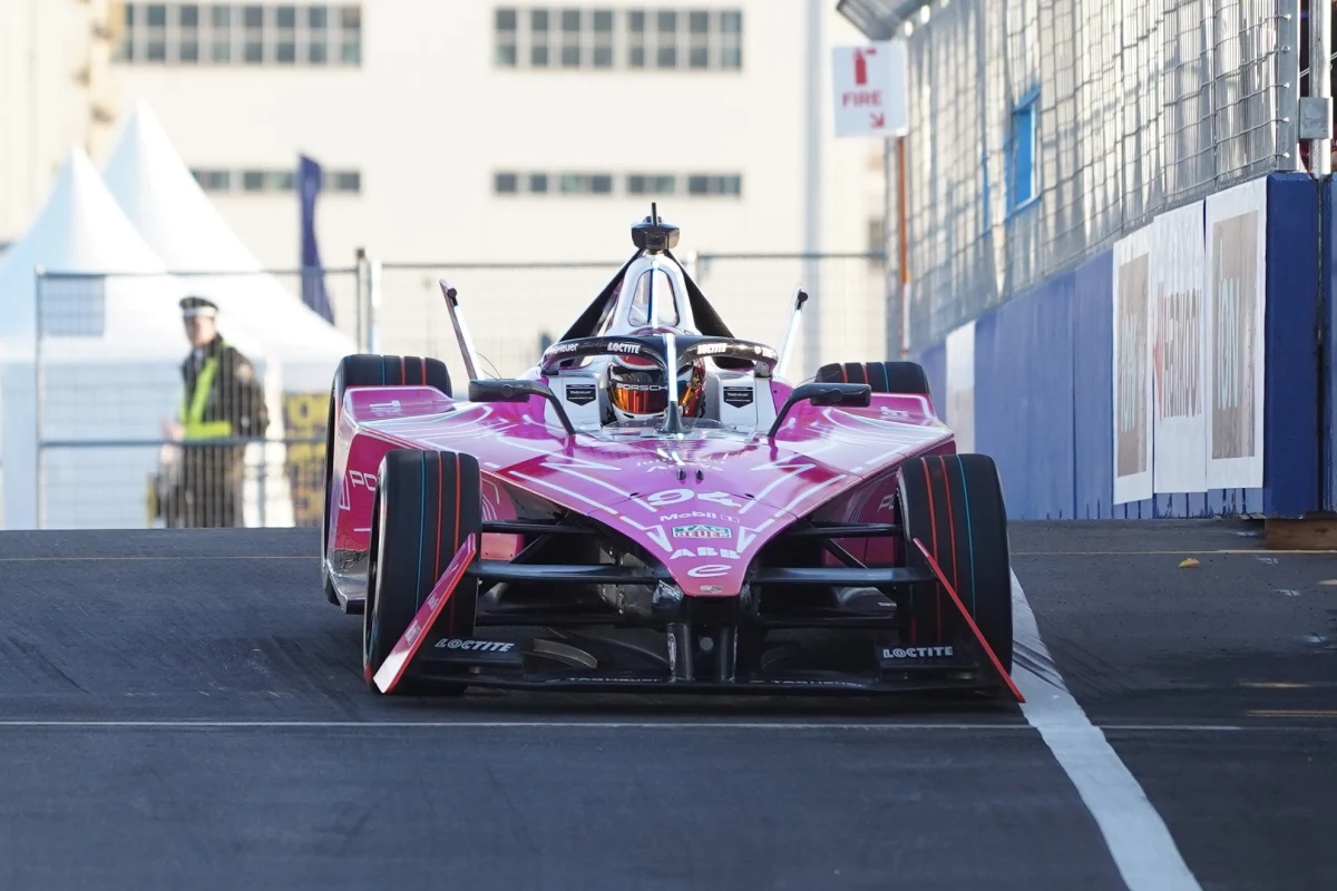 東京E-Prix FP1：フォーミュラEが“飛んだ”！日本初の公道レース、ニッサンは不運なもらい事故
