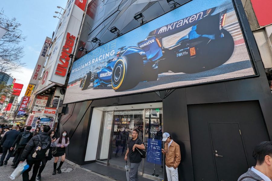 【店内画像】渋谷にウィリアムズF1の期間限定ストア「Fan Zone」オープン！F1ドライバーのタイムに挑戦しよう！F1カー展示やシミュレーター体験、限定グッズ販売