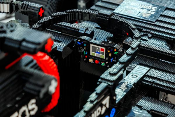 【制作の裏側：1分動画】実物大レゴF1の制作風景が想像を超えていた…まるでF1チーム！