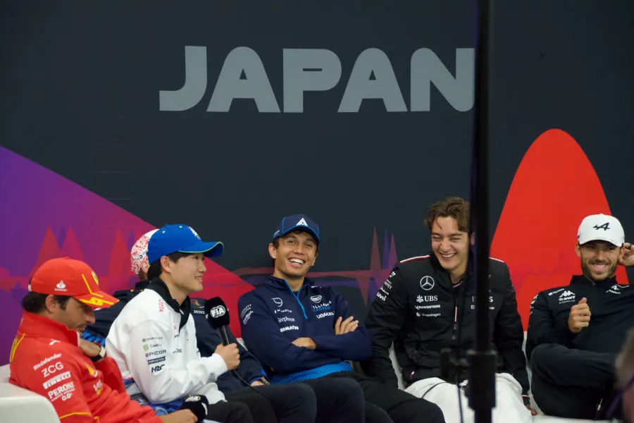 全員が爆笑！角田裕毅「ちっちゃい自分を見たんだ」フェルスタッペンやサインツにイジられる