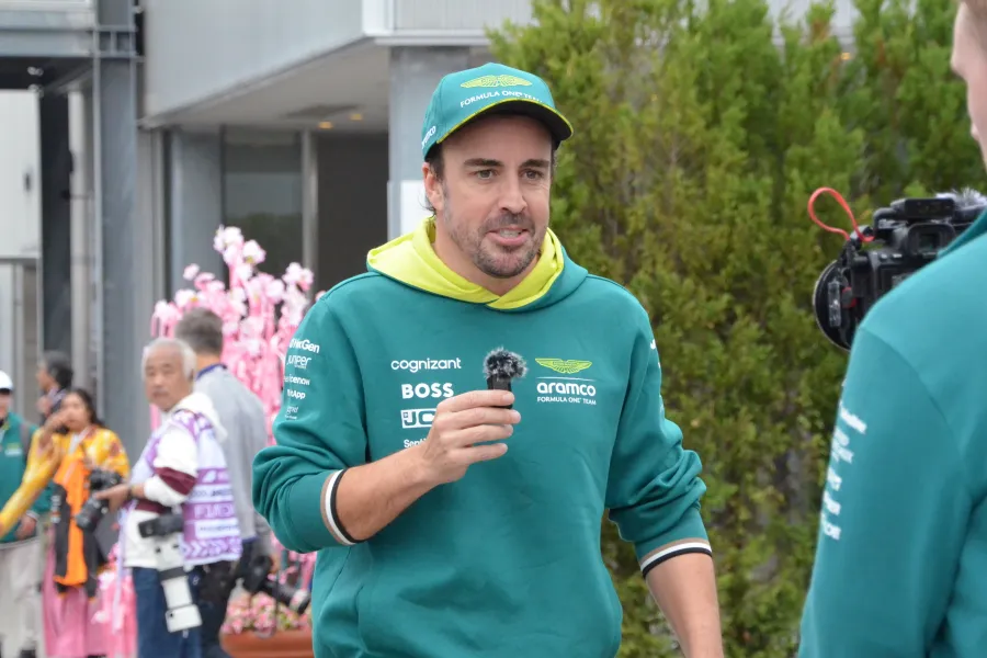 アロンソ、F1継続を決断！アストンマーティンと複数年契約でホンダとの新時代へ挑む