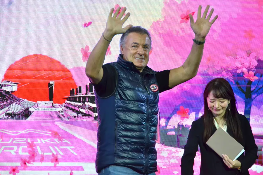 F1アンバサダーのジャン・アレジ、なぜTシャツ？寒さにも笑顔／F1東京フェスティバル