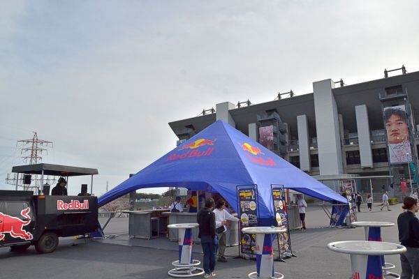 鈴鹿サーキットGPスクエア「レッドブルバー」でキラキラ限定ステッカー＆サイングッズが当たる抽選も：F1日本GP