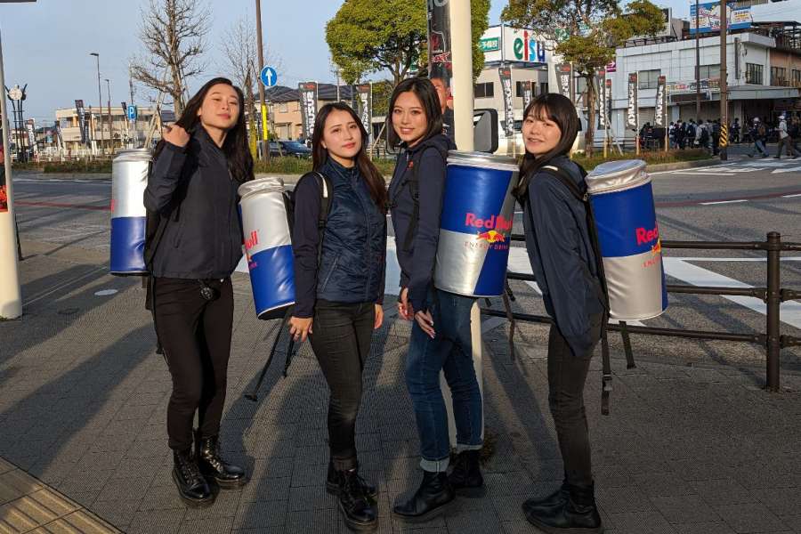 近鉄白子駅前で早朝からレッドブルでエナジーチャージ。F1日本GP鈴鹿サーキット直通バスの待ち時間、運行時間、運賃は？