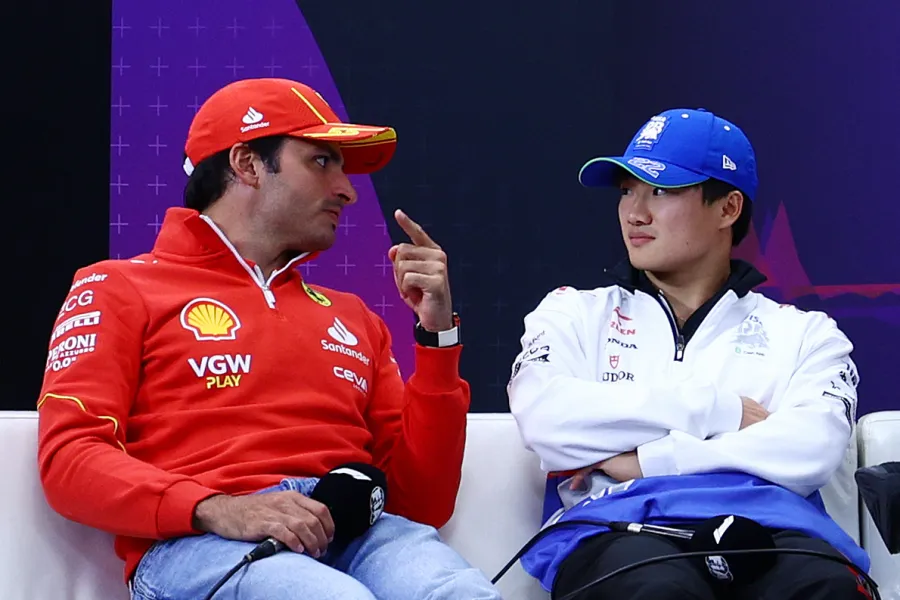 誰よりも鈴鹿を走り込んでいるはずの角田裕毅、大好きなターンを間違えてサインツに指摘される