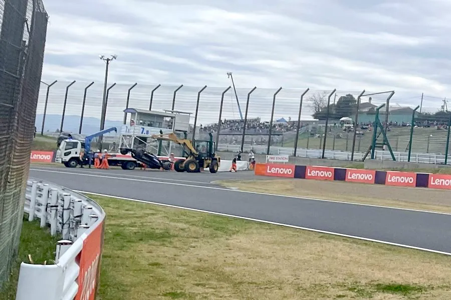 F1日本GPのターン7でサージェントがクラッシュ！修復したばかりのシャシーは大丈夫？