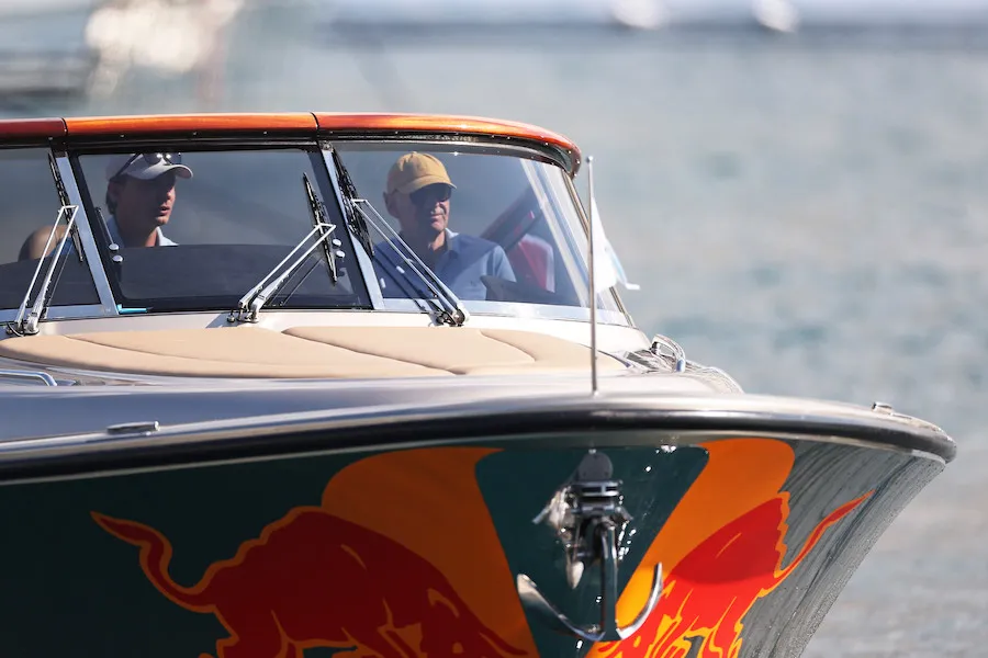 微妙な立場のニューウェイ「休暇を取るべきかな？」F1モナコGP初日、ガレージで私服姿