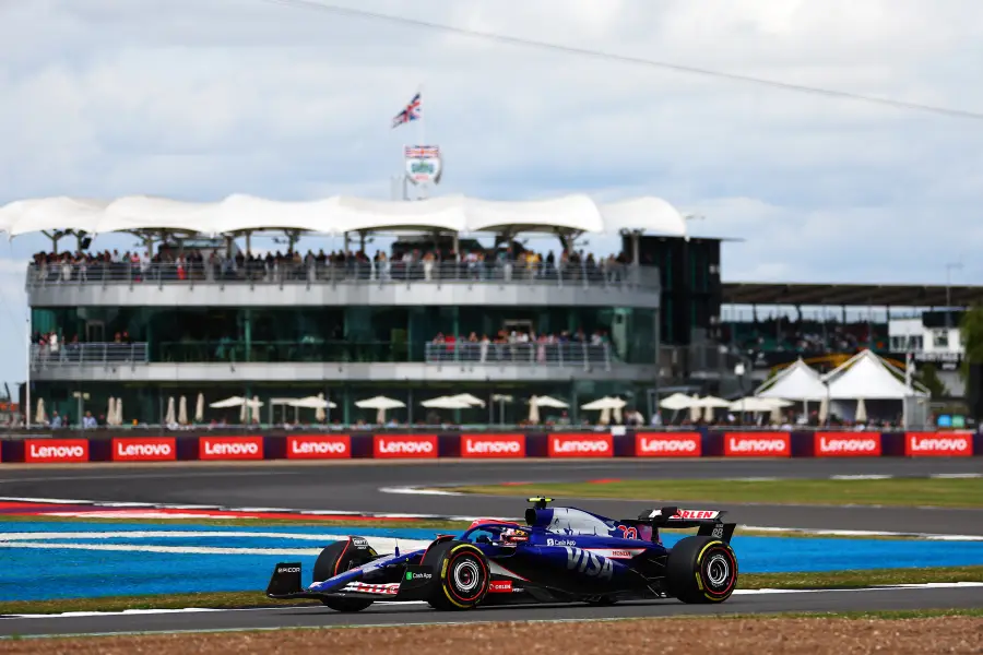 RB F1は角田裕毅のスピンやリアの不安定さに苦戦、幹部が語る“課題”と“雨対策”【F1イギリスGP初日】