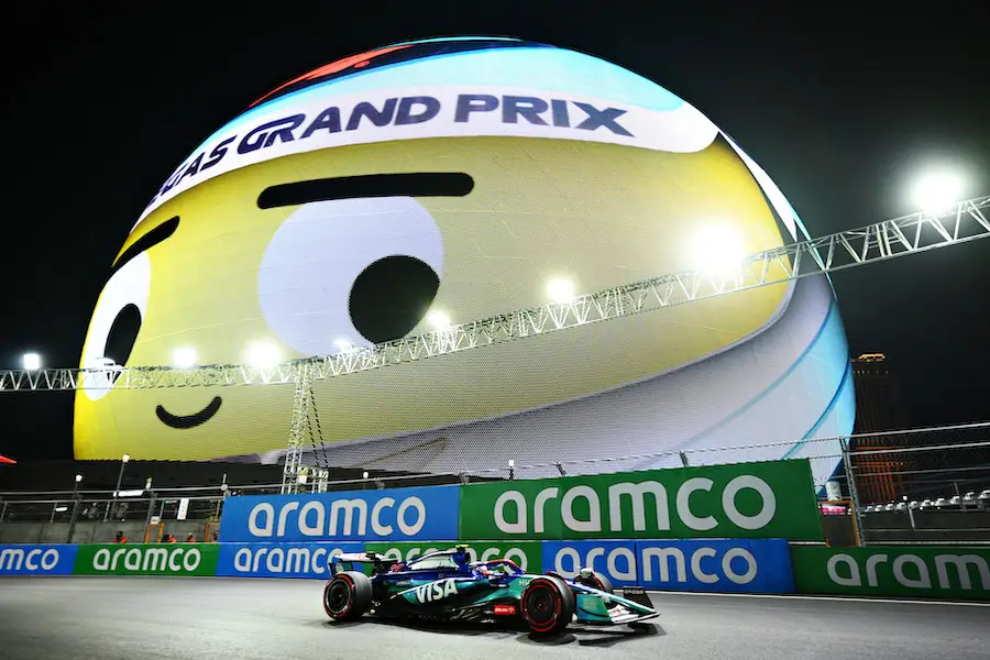 【F1ラスベガスGP予選レポート】ラッセルがポール！角田裕毅は同僚を大きく上回る7番手、友人ガスリー自己最高3番手でランキング対決が激化！コラピントは“また”クラッシュ