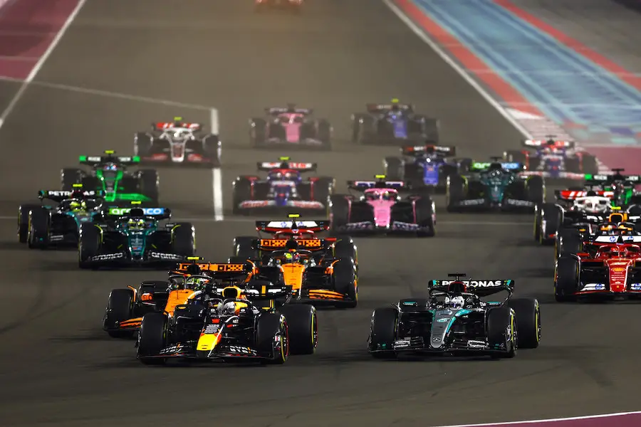 【F1カタールGP決勝速報】セーフティカー3回＆リタイア5台の大荒れ！フェルスタッペン完勝、角田＆ローソンは得点圏外＆ペレス無念のリタイア