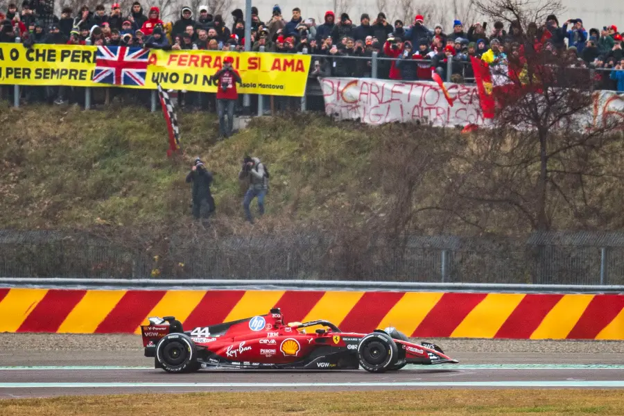 ハミルトン、フェラーリF1初走行で感動！ヘルメットの中で“笑顔”家族やファンが見守る