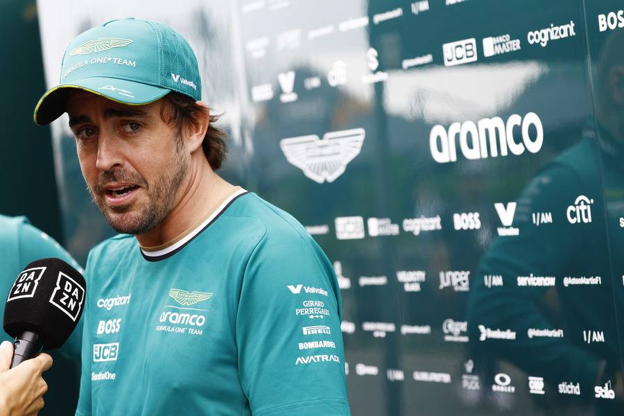 アロンソ、お口にチャック！記者団を煙に巻く「クルマの挙動？動いてたよ」とニヤリ