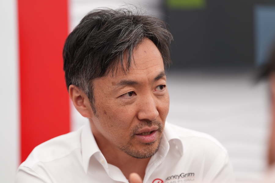 最悪か最良か…一体何が起こっている？ハースF1の現状と展望を小松代表が明かす！F1日本GPでの厳しい挑戦とチーム文化の変革
