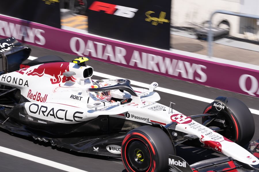 角田裕毅、レッドブルデビューで衝撃の6番手！フェルスタッペンに迫る！鈴鹿で日本ファン歓喜