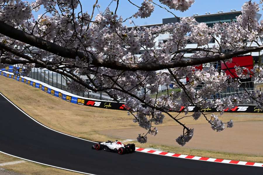 【F1日本GP：FP2速報】赤旗4回！ドゥーハン大クラッシュ、アロンソはスタック、そして芝生火災…角田裕毅の“古巣”レーシングブルズ好位置へ
