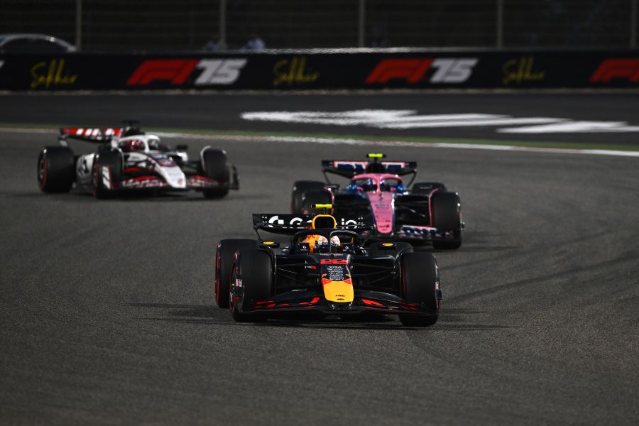 【F1バーレーンGP】セーフティカー導入！角田裕毅11番手、フェルスタッペン8番手！タイヤ戦略別れる