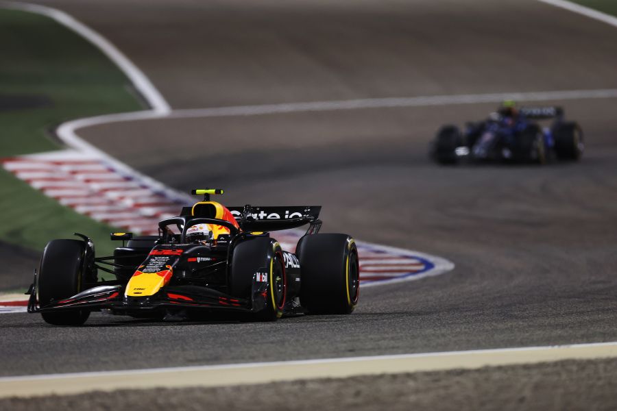 【F1バーレーンGP】残り10周、角田裕毅9番手、フェルスタッペン7番手！サインツがリタイア