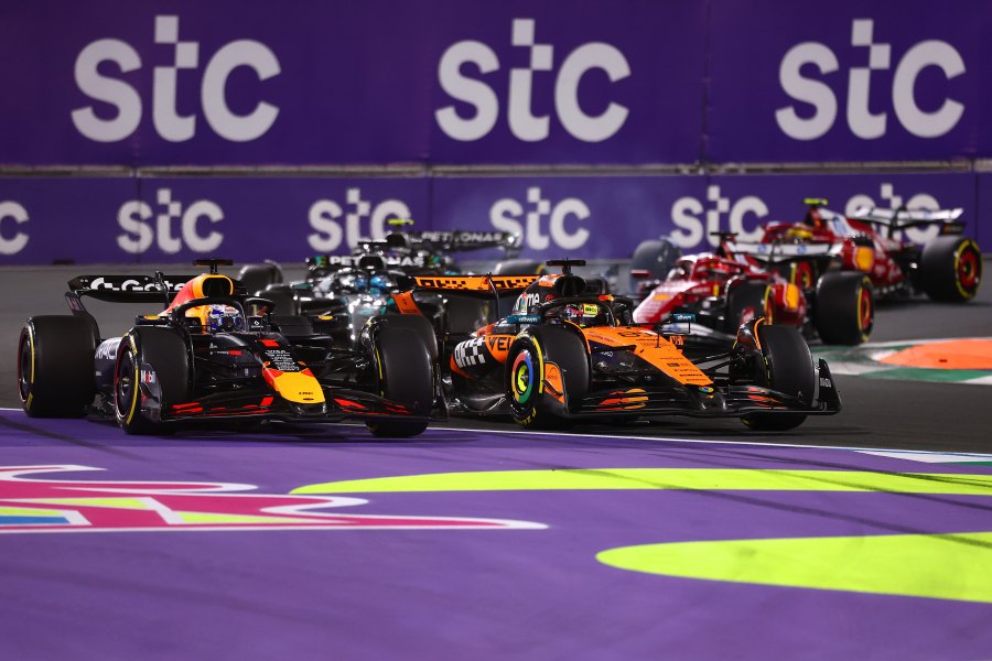 【F1サウジアラビアGP】フェルスタッペン、ターン1攻防でピアストリとの激突回避も5秒ペナルティ！