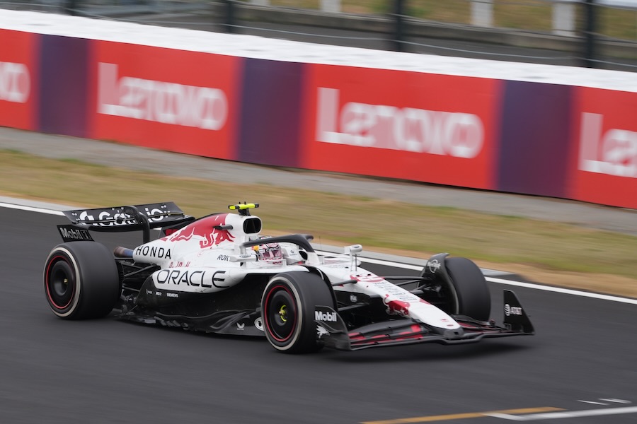 【F1日本GP】角田裕毅、12番手を走行中！前で立ちはだかるのは元F1王者…ポイント圏内に届くか？