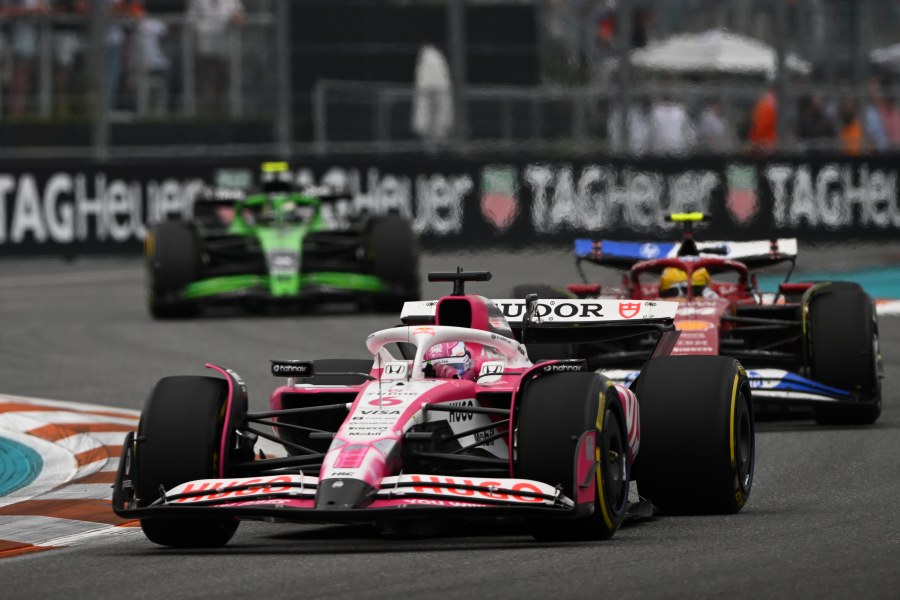 ハジャー、角田裕毅を猛追も“0.168秒差”で届かず！限界まで攻めた末の無念の11位／F1マイアミGP