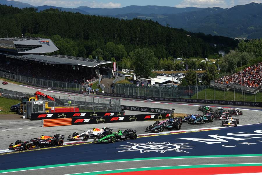 【F1オーストリアGP：決勝途中経過】波乱！サインツ発火リタイア、スタート直後にフェルスタッペンとキミ・アントネッリがクラッシュ！波乱の序盤にSC導入