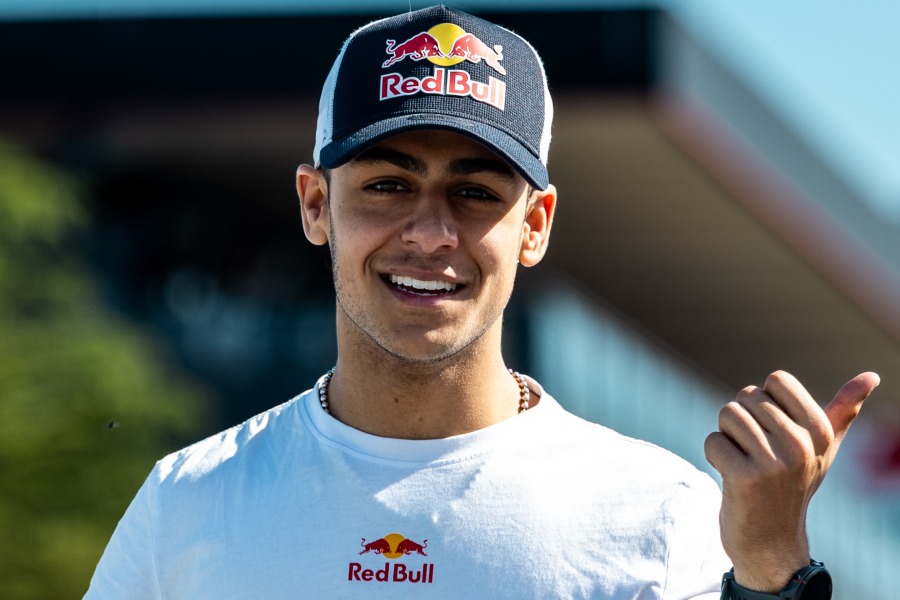 17歳リンドブラッド、角田裕毅のシートで母国F1デビュー！“英国の星”がシルバーストンで公式初走行へ