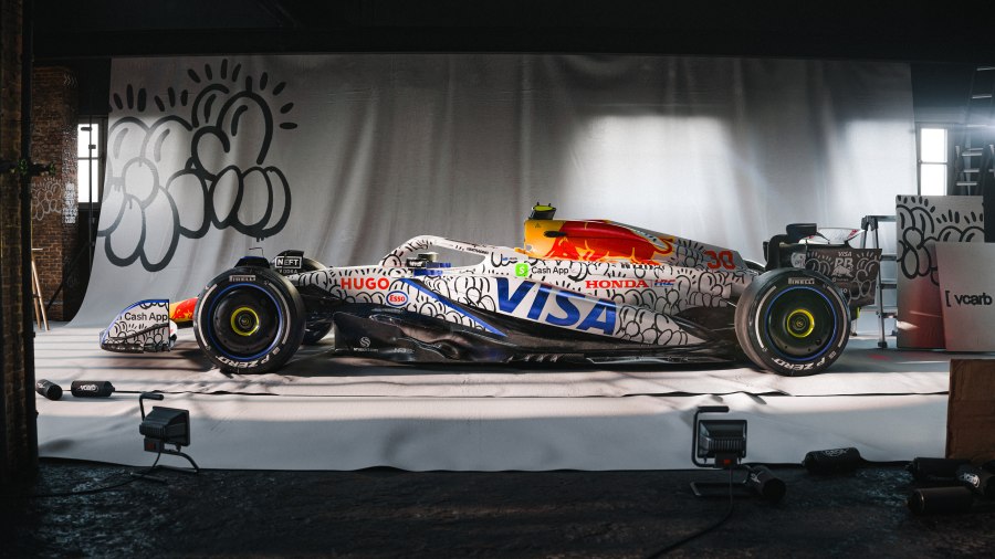 F1界に“狂気”のストリートアートマシン登場！レーシングブルズ×Slawn、ガレージもライブで“デザイン”へ