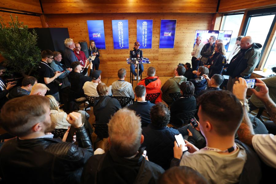 フェルスタッペン、今季中の離脱条件は消滅？メルセデスF1移籍説をウルフが一蹴「休暇先が重なっただけ」ラッセル＆アントネッリ発表へ