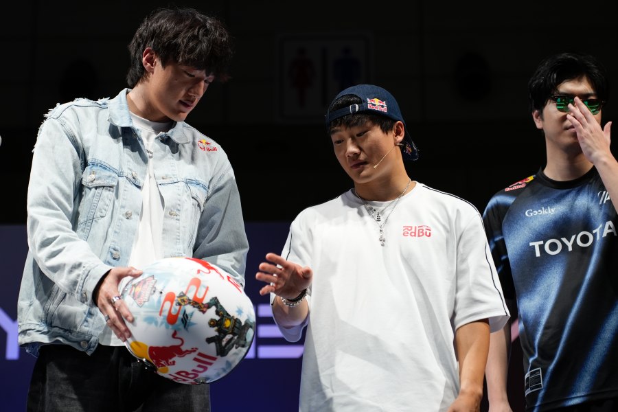 角田裕毅「F1は調子上向き」Apex Legends挑戦で特製ヘルメット贈呈／東京ゲームショウ