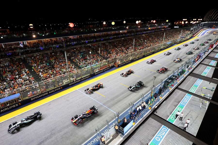 【F1シンガポールGP：正式スターティンググリッド】ラッセルPP、フェルスタッペン2番手　角田裕毅は13番手スタート　ガスリーとアルボンはピットスタート