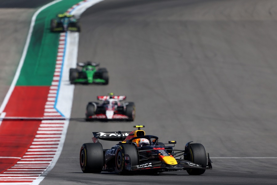 【F1アメリカGP決勝20周目】角田裕毅がスタートを決めて冷静さ光る7番手走行中！前方ラッセルと4秒差で粘りの展開