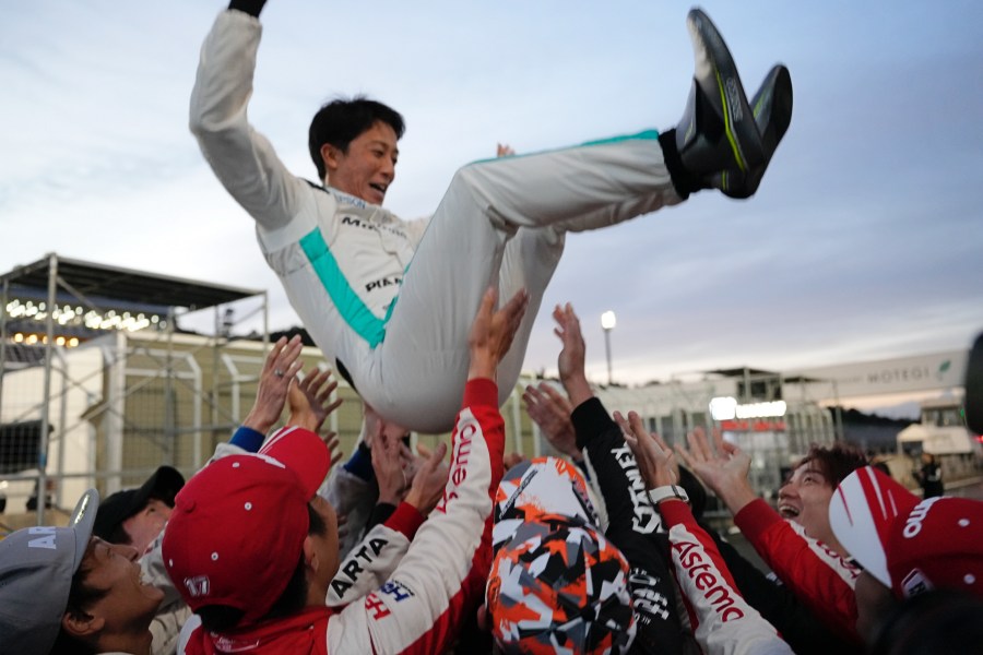 【画像】スーパーGT500引退の伊沢拓也をホンダ・HRCの仲間が胴上げ！「みんな胴上げしたことあるの？」不安払拭のエア胴上げで練習、笑顔で宙を舞う