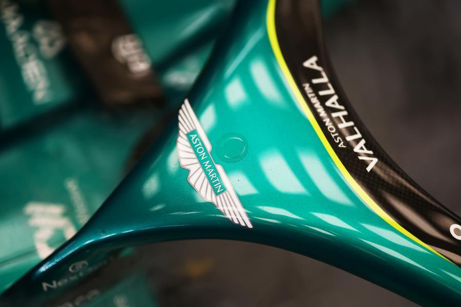 アストンマーティンF1、2026年マシンは“暫定カラー”で1月テスト開始へ　ニューウェイ作の最終仕様は秘匿戦略
