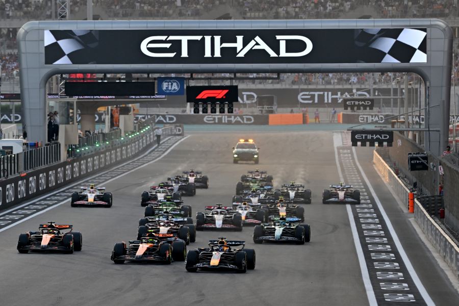 【F1アブダビGP途中経過】王者の行方は？フェルスタッペン先頭、マクラーレンはチャンピオンを獲れるのか？角田裕毅に5秒ペナルティ