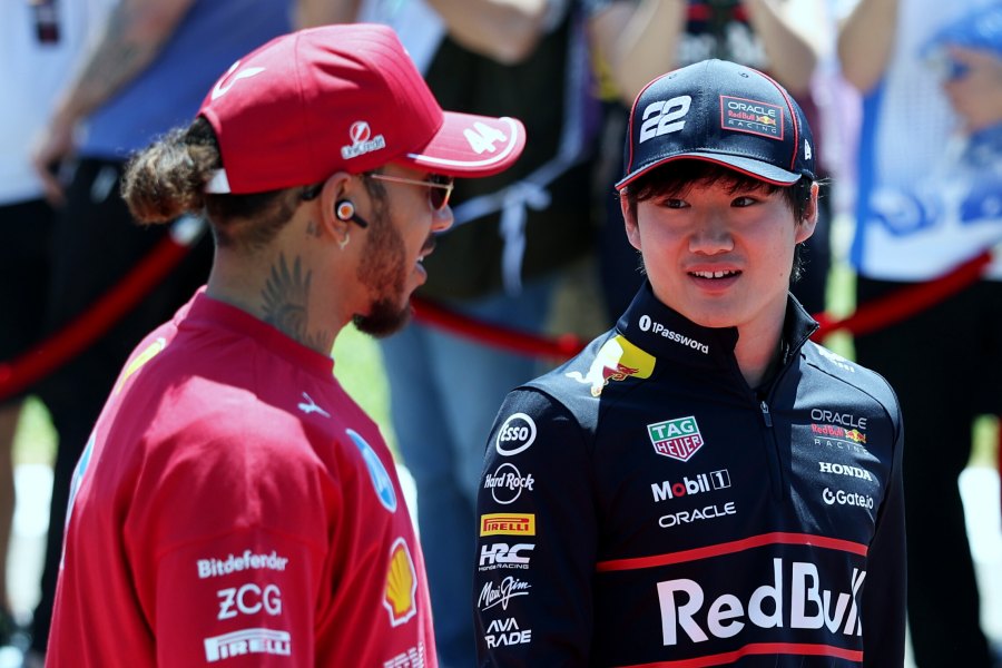 ハミルトンが角田裕毅は「素晴らしいドライバー」ハジャー昇格に“レッドブルF1の難しさ”を指摘　若手の運命を左右する環境とは？