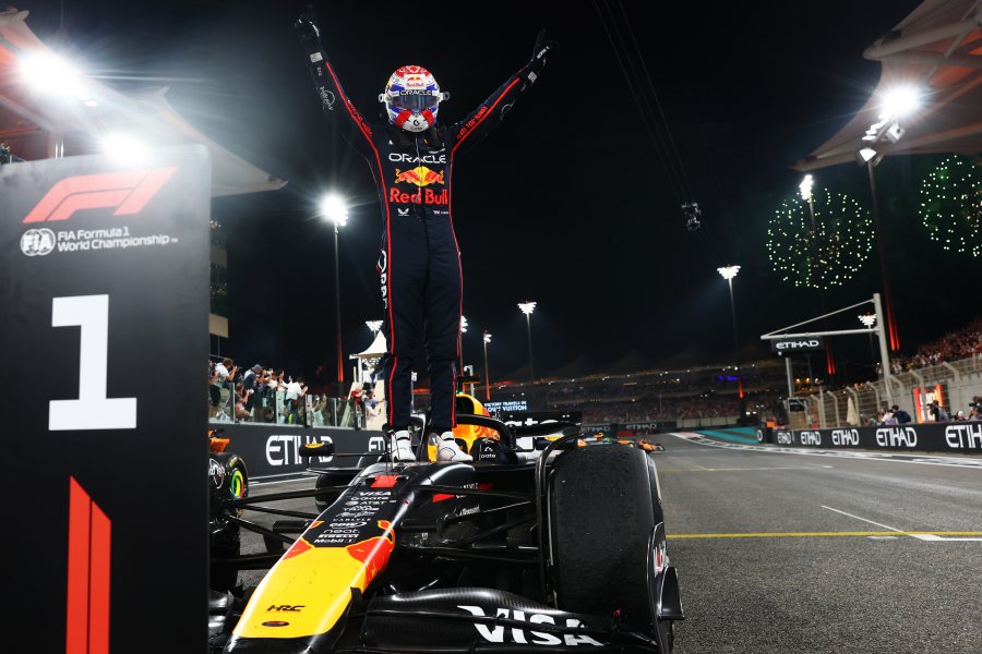 フェルスタッペン「誇りしかない」最終戦を圧勝！100点差からの大追撃と“第二の家族”のチーム全員に深い感謝　ノリス初タイトルにも祝福【F1アブダビ】