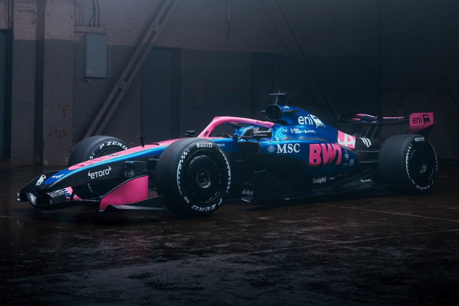 【F1新車カラー】アルピーヌ、船上で2026年F1始動　新型A526カラー公開、全面刷新マシンの正体とは