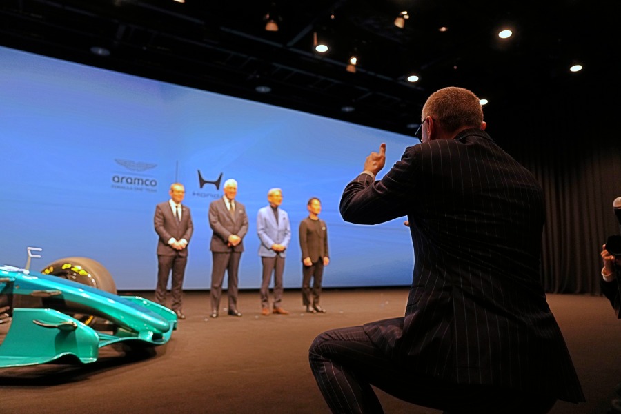ホンダのF1ワークス復帰にF1のドメニカリCEOも来日！自ら写真撮影する場面も
