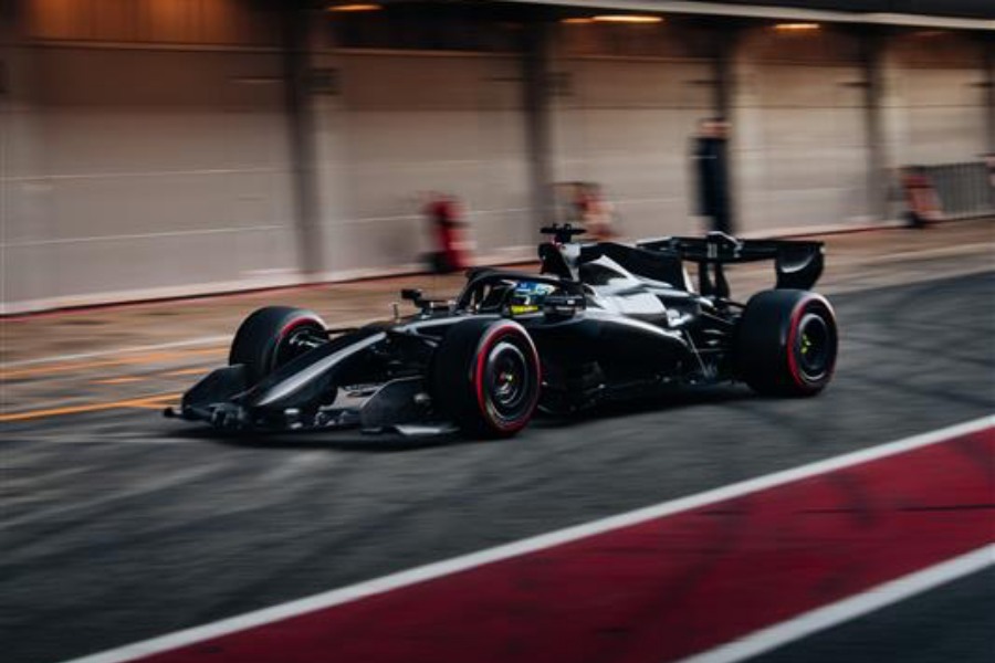 ホンダPU搭載のアストンマーティンF1、2026年型AMR26のシェイクダウン完了　ストロールとアロンソが初走行
