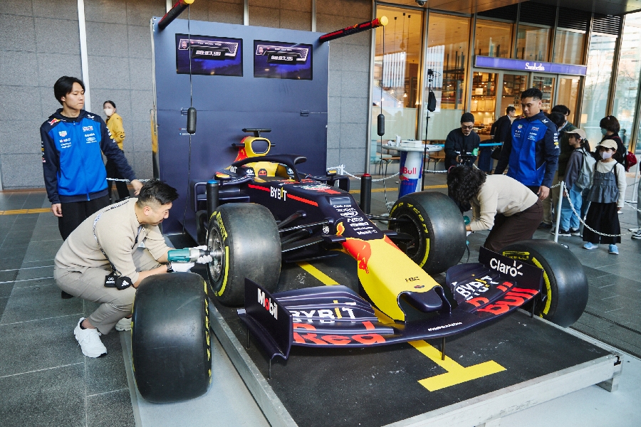 【画像】名古屋駅でレッドブルF1イベント開催中！日本GP限定リバリー展示にタイヤ交換体験＆“チェリー”先行試飲も