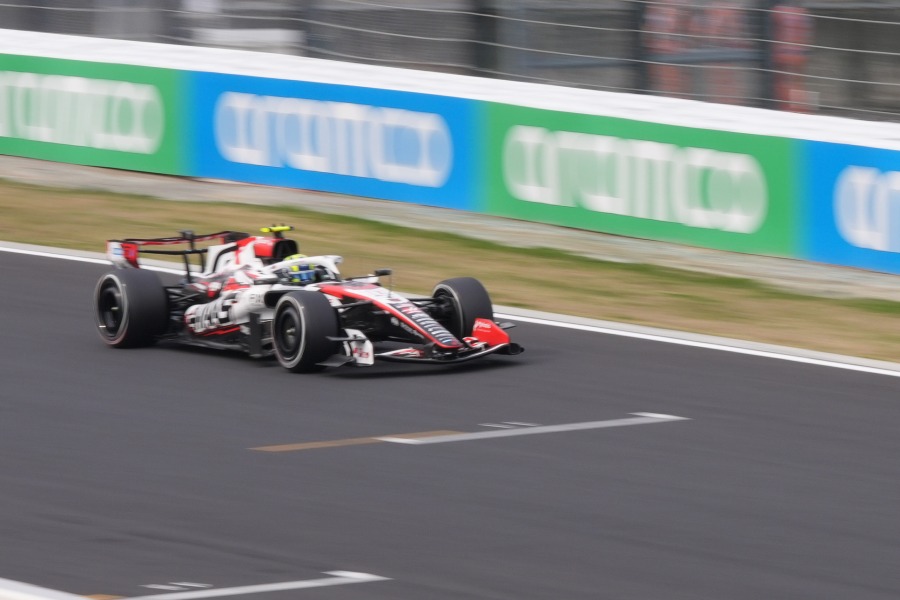 F1日本GP決勝でクラッシュ発生！“ゴジラ”ハースのベアマンがスプーン手前でスピン！直前に何が起きた？